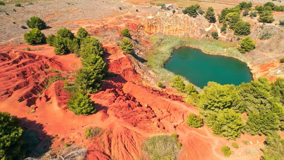 🧡 Cava di Bauxite Otranto: il lago rosso del Salento che sembra un altro pianeta