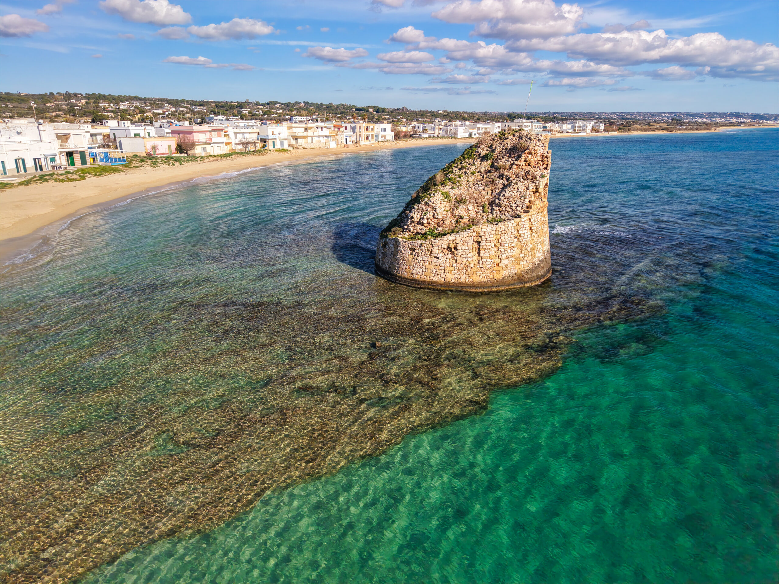 Torre Pali: la perla del Salento dove una torre emerge dal mare cristallino