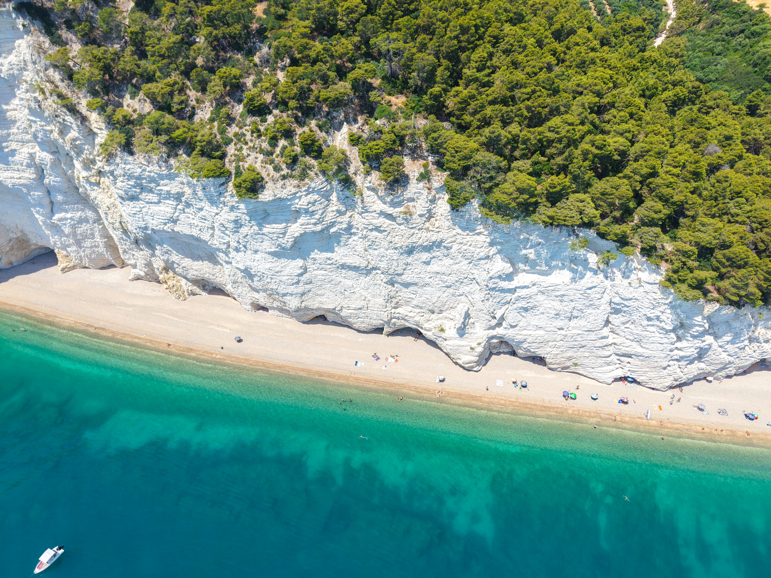Spiaggia di Vignanotica: la perla bianca del Gargano tra mare cristallino e falesie spettacolari
